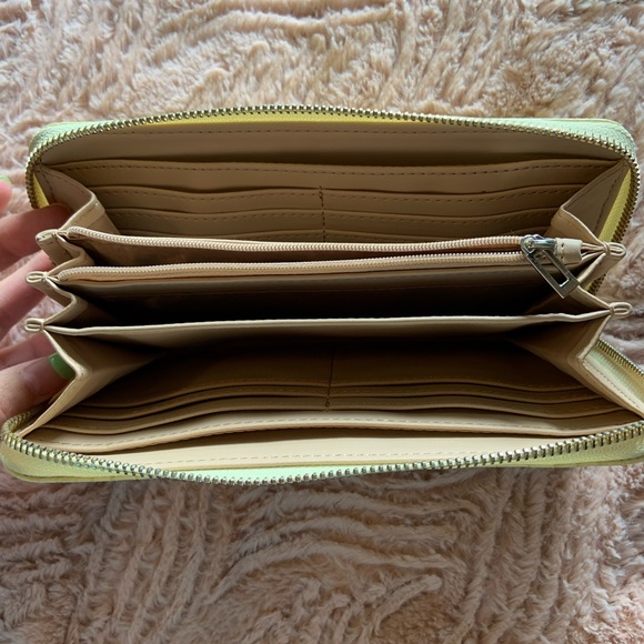 Guess Wallet - Picture 3 of 3